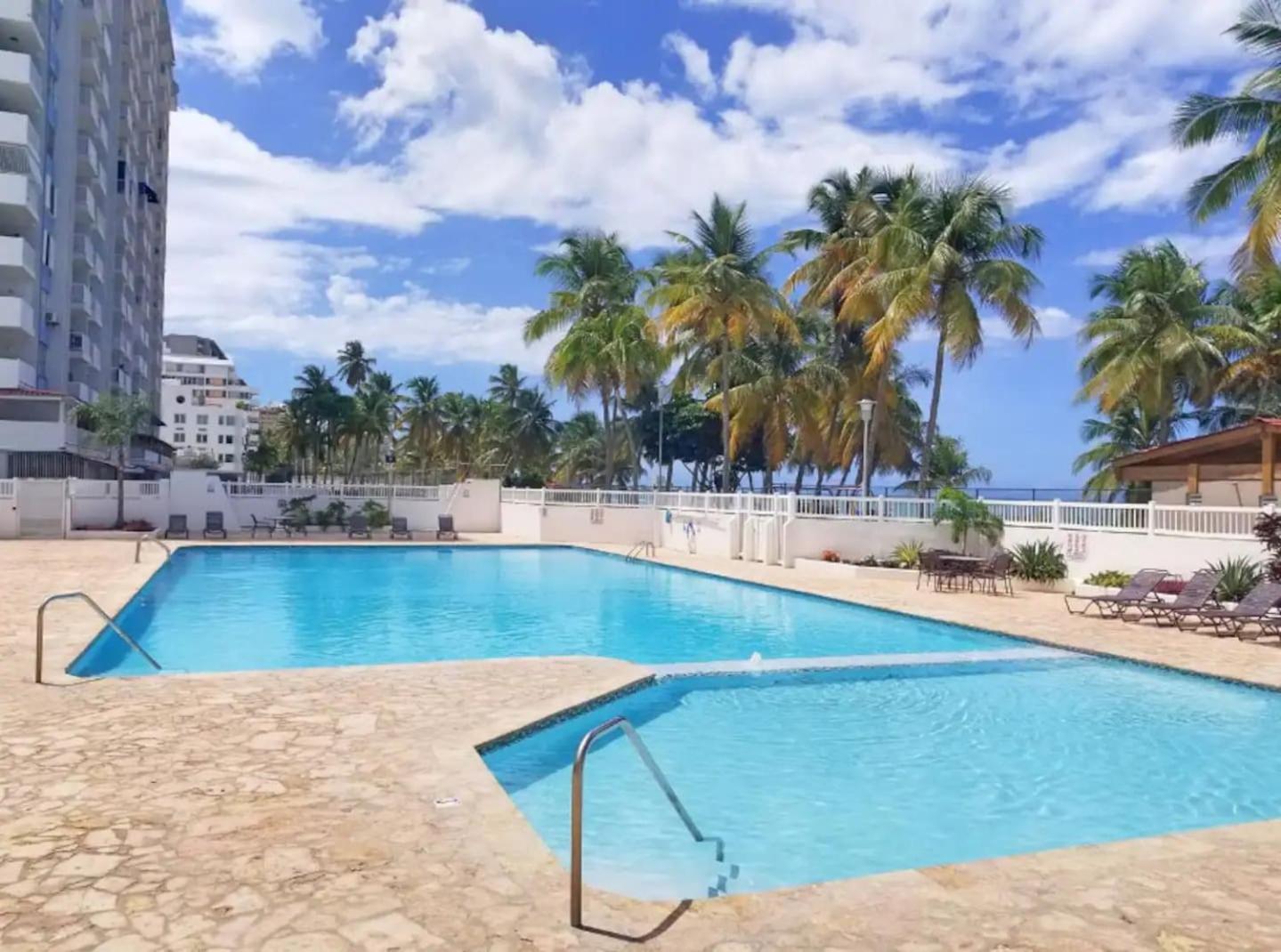 Sunset Paradise Cozy Beachfront Escape - Isla Verde San Juan Esterno foto