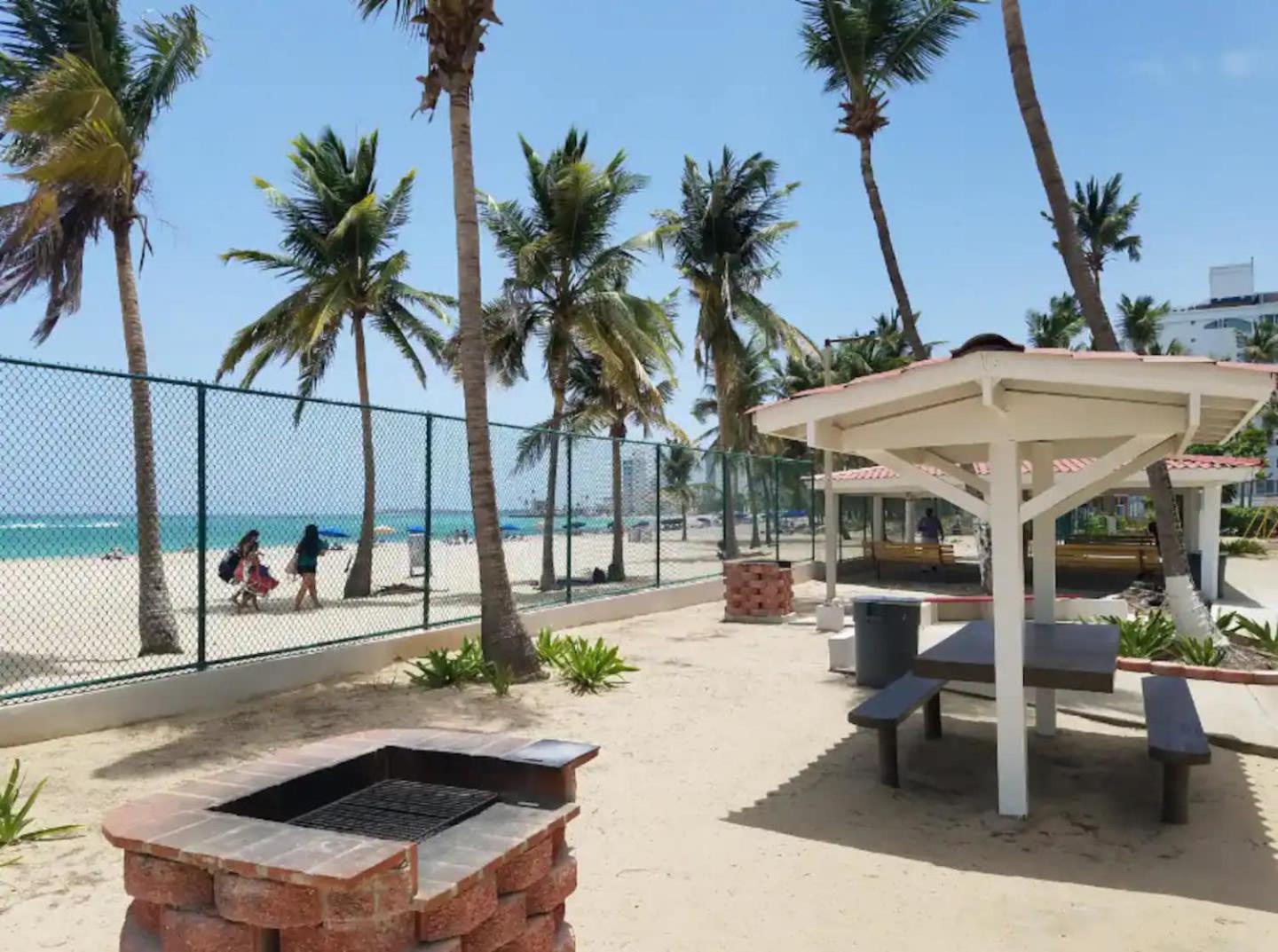 Sunset Paradise Cozy Beachfront Escape - Isla Verde San Juan Esterno foto