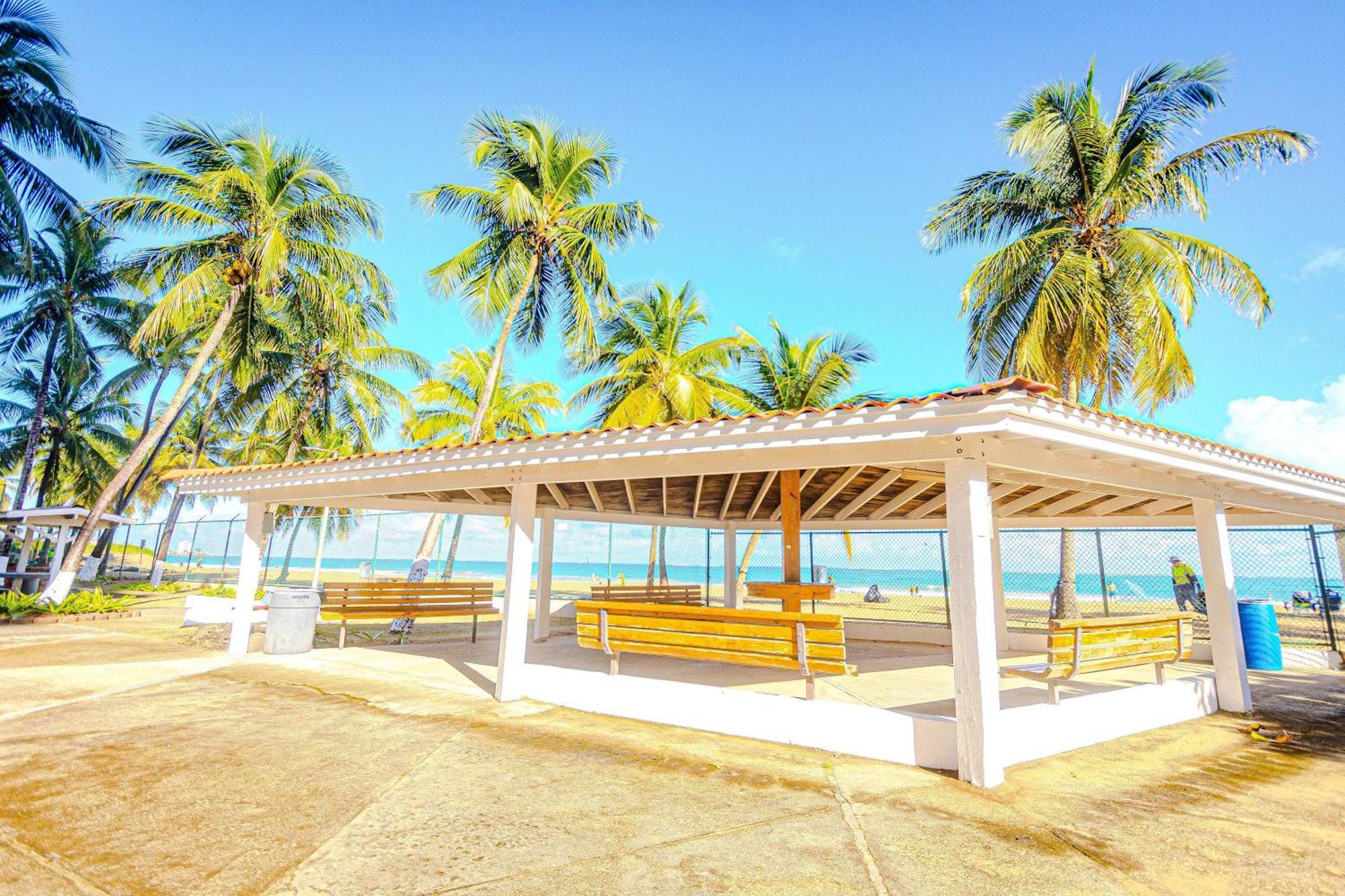 Sunset Paradise Cozy Beachfront Escape - Isla Verde San Juan Esterno foto