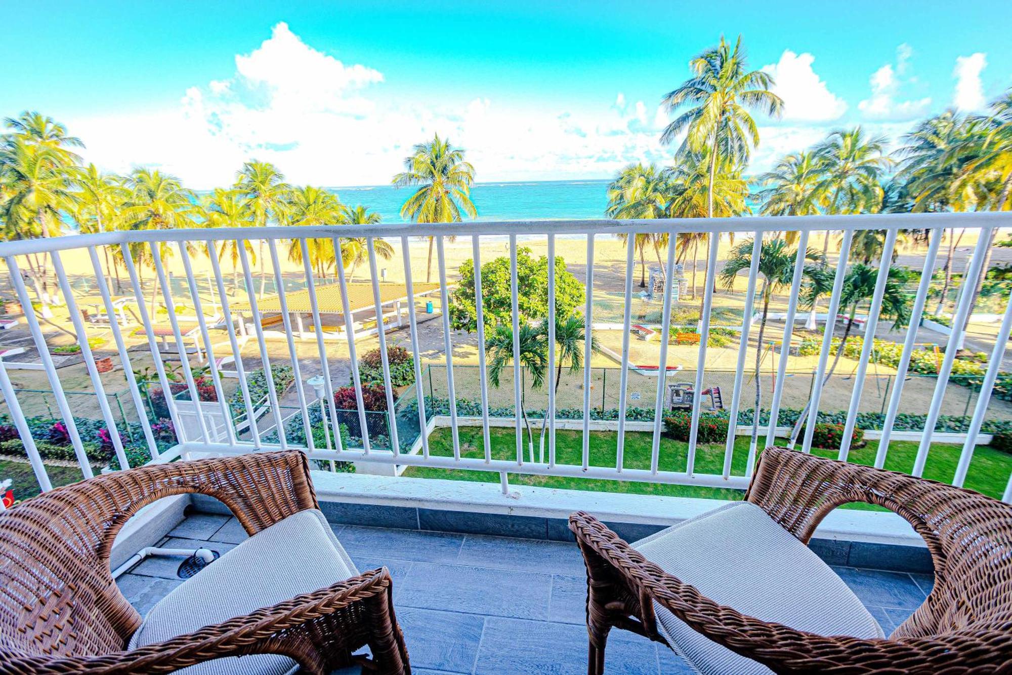 Sunset Paradise Cozy Beachfront Escape - Isla Verde San Juan Esterno foto